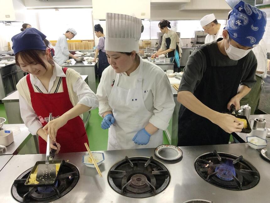 専門学校体験に参加した生徒と講師