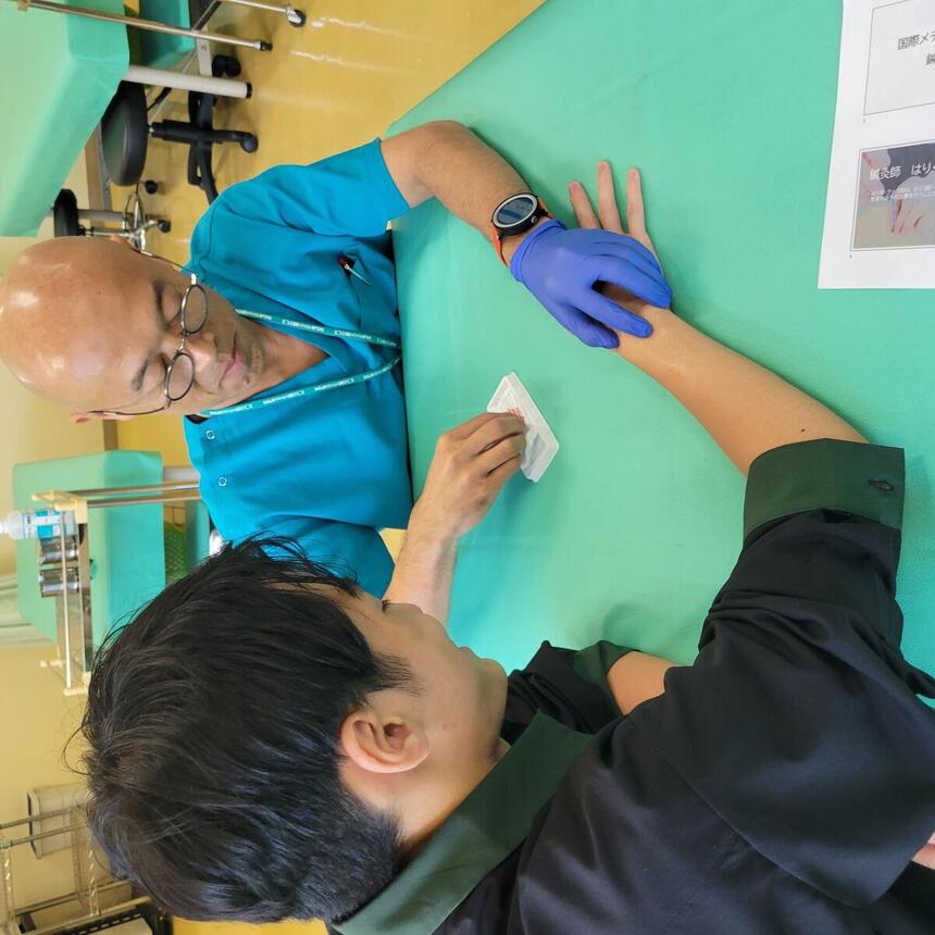 専門学校体験に参加した生徒と講師