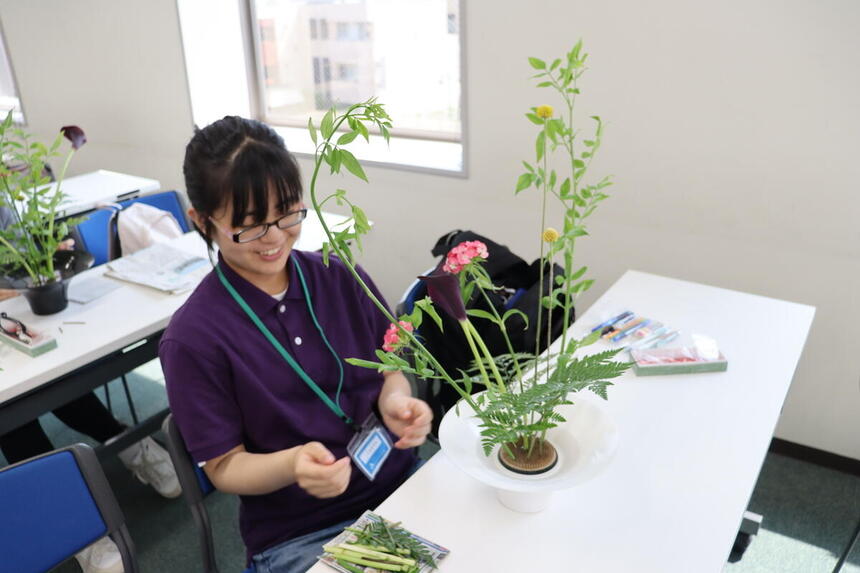 花をいけている様子