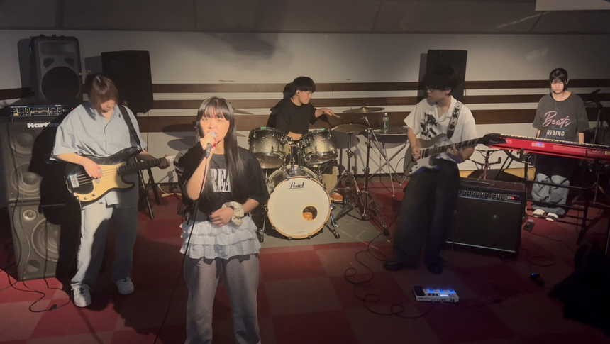 演奏する生徒