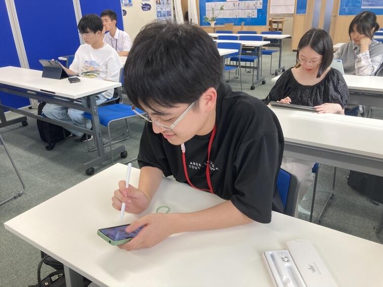 生徒がイラストを描いている写真
