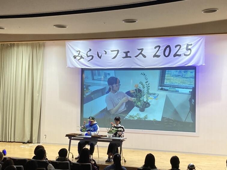 花をいけている様子