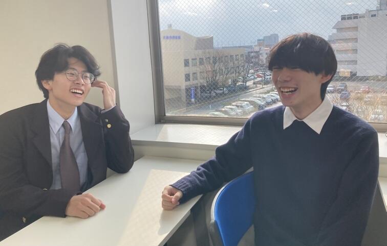 二人が談笑している様子