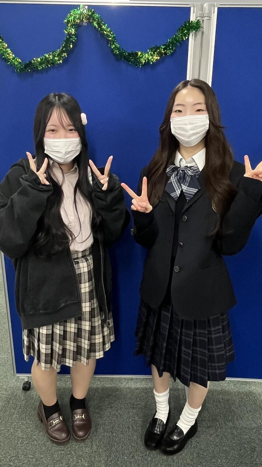 制服を着てピースをしている写真