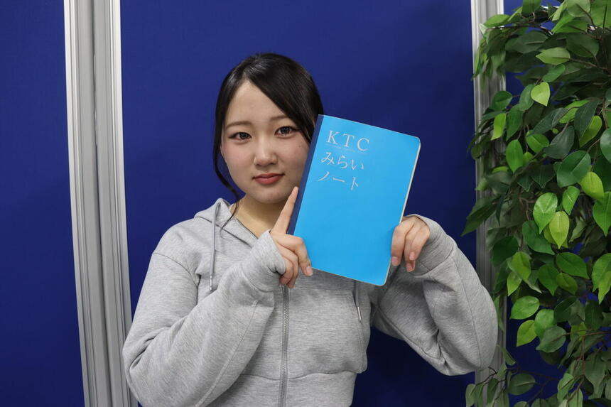 みらいノート®を持っている様子