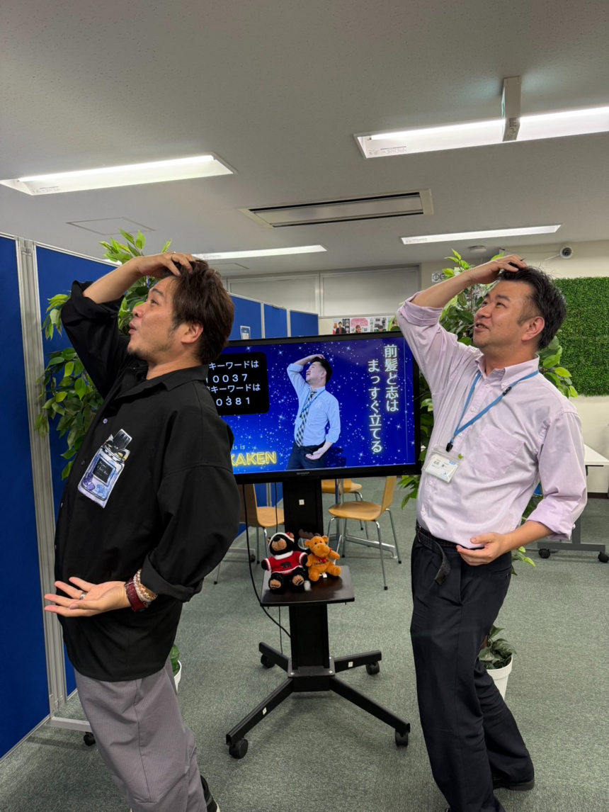 楽しそうにポーズをとっている様子