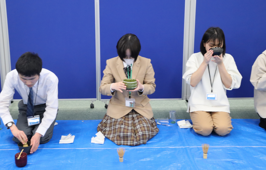 生徒がキャンパスでみらいの架け橋レッスン時にお茶を飲んでいる様子