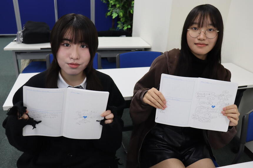 生徒がノートを見せている様子