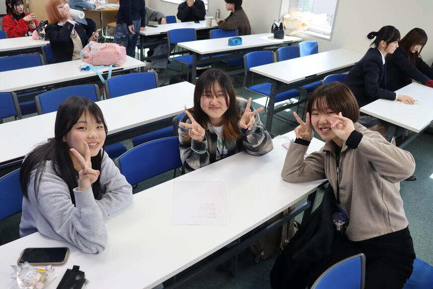 キャンパスで在校生たちが休み時間にお話をしている様子