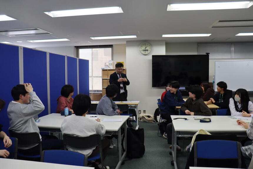 ボードゲームitoのお題に対してグループワークで答えを考えている生徒の様子