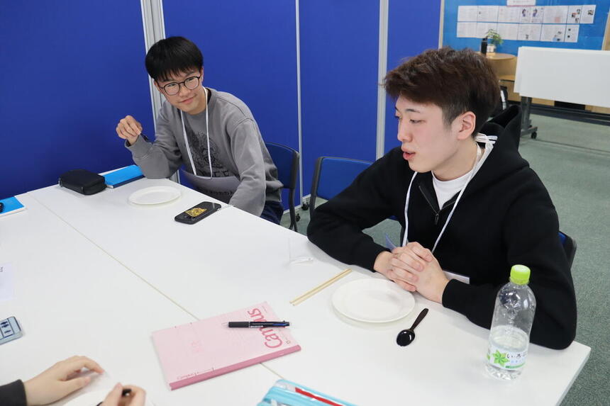 みらいの架け橋レッスンで生徒が異文化について学ぶ様子