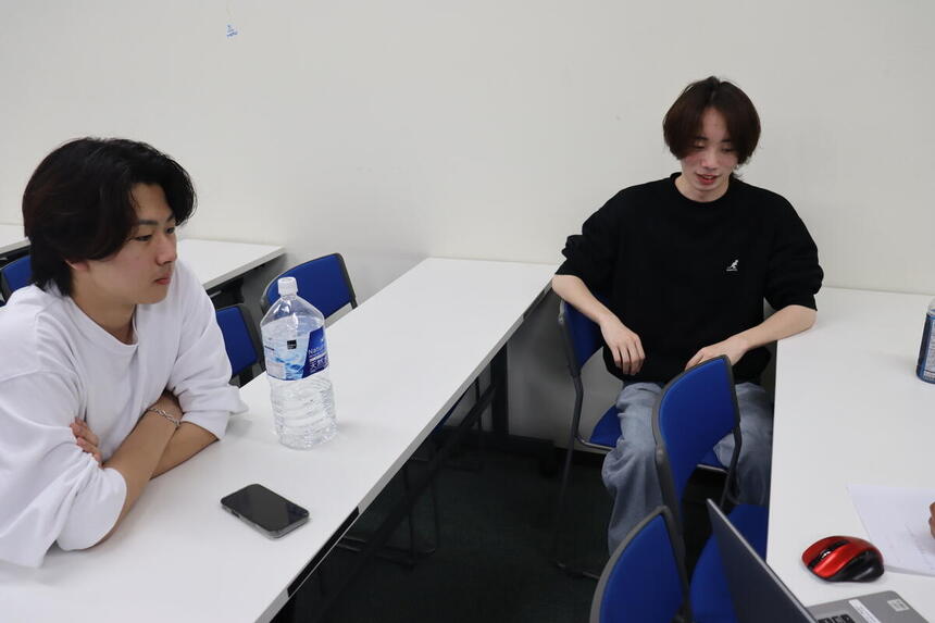 生徒がみらいの架け橋レッスンの時間に今後のキャンパス生活を豊かにするための話し合いをおこなっています。