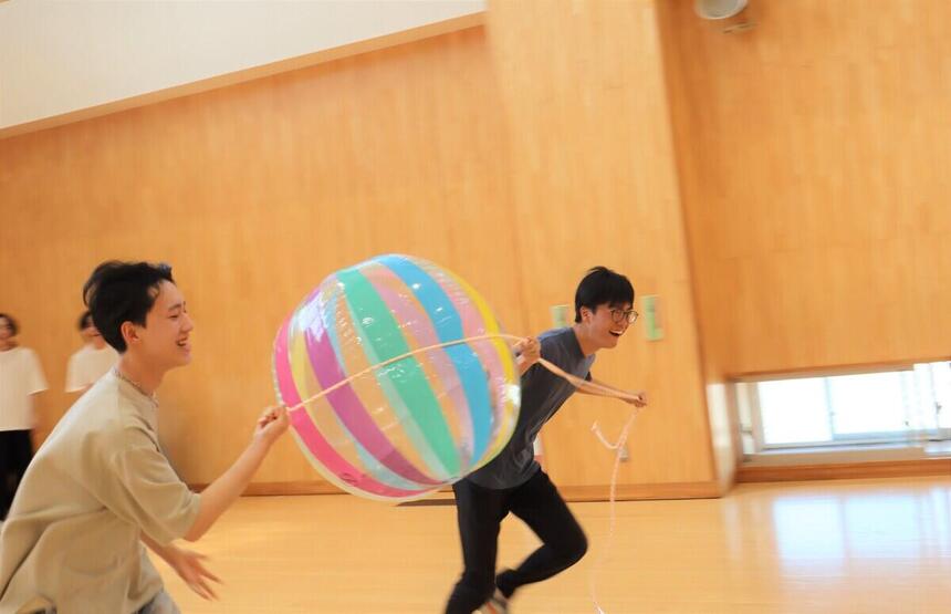 クラスマッチで生徒が大玉リレーをする様子