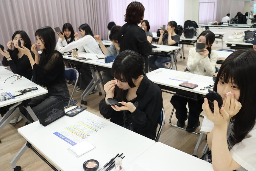 生徒たちが専門学校で美容の体験をしている様子
