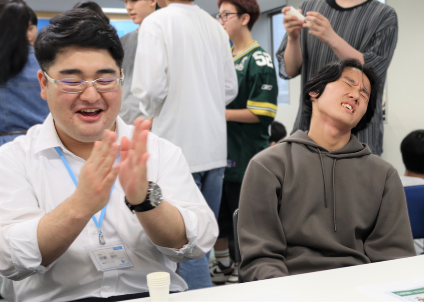 生徒企画イベントでマイコーチと生徒がテーブルゲームをする様子