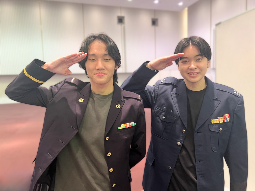 お仕事体験フェスで生徒が自衛隊の制服を着ている様子