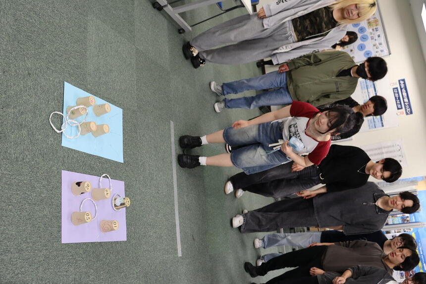 みらいの架け橋レッスン®を通して専門コース体験の縁日で生徒が輪投げをしている様子。