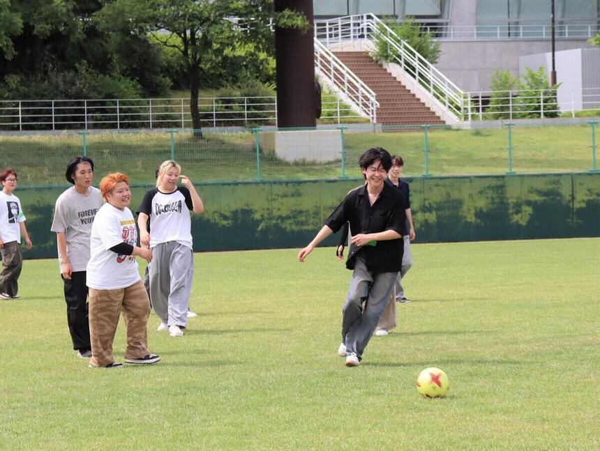 生徒が外でスポーツをする様子