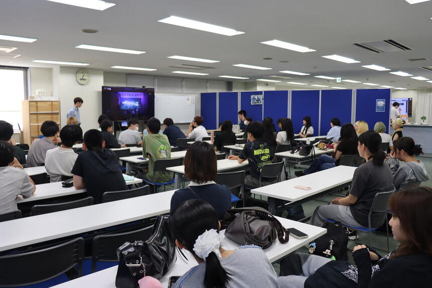 生徒がみらいの架け橋レッスンの時間に学院祭についての会議をしている様子