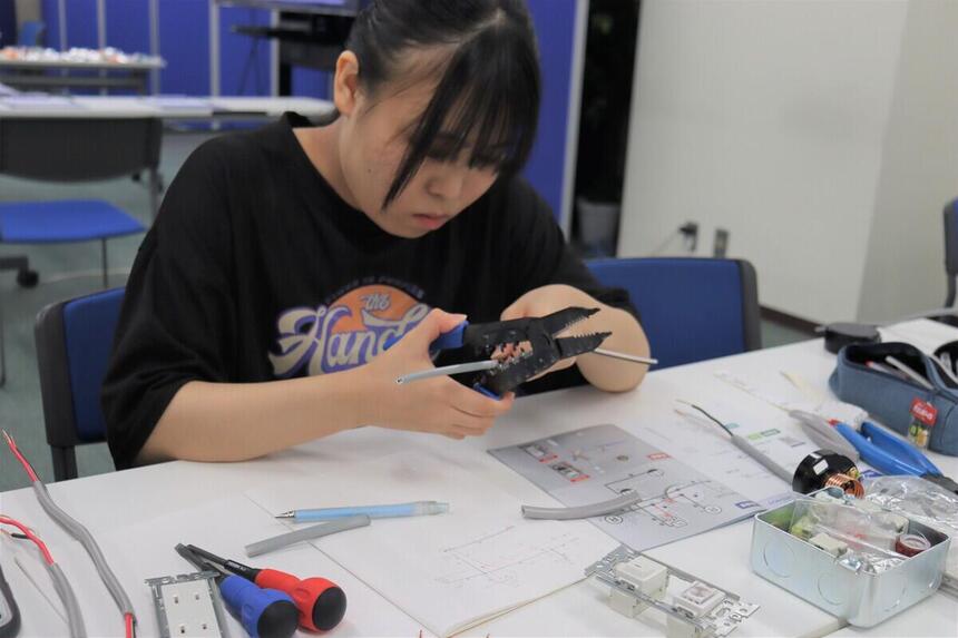 住環境デザインコース生が夏休み中に電気工事士の実技講習に取り組む姿