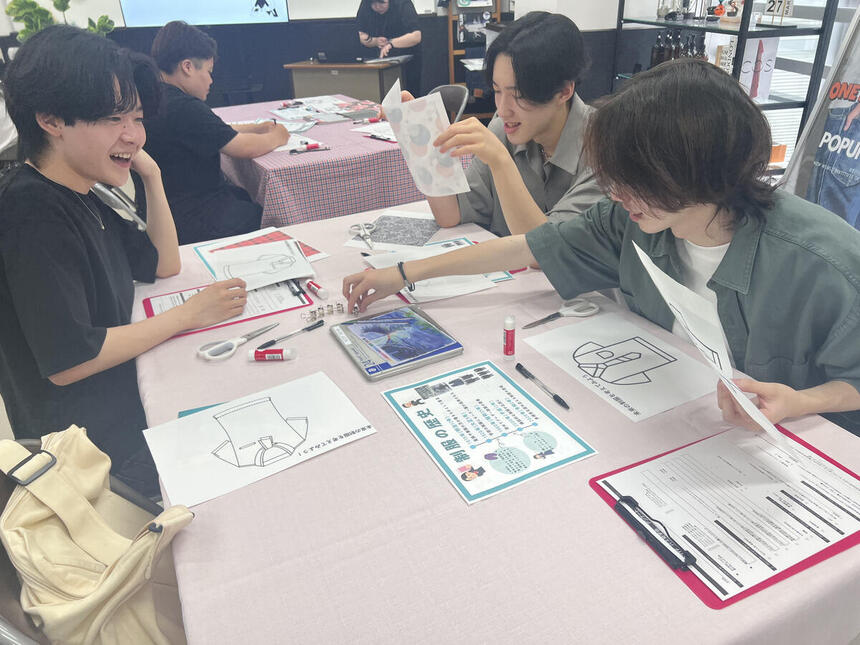 国際トータルファッション専門学校で体験授業を笑顔で体験する生徒の様子