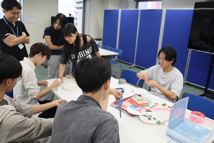 オープンキャンパスリハーサルで子ども・福祉コース体験を練習する生徒たち