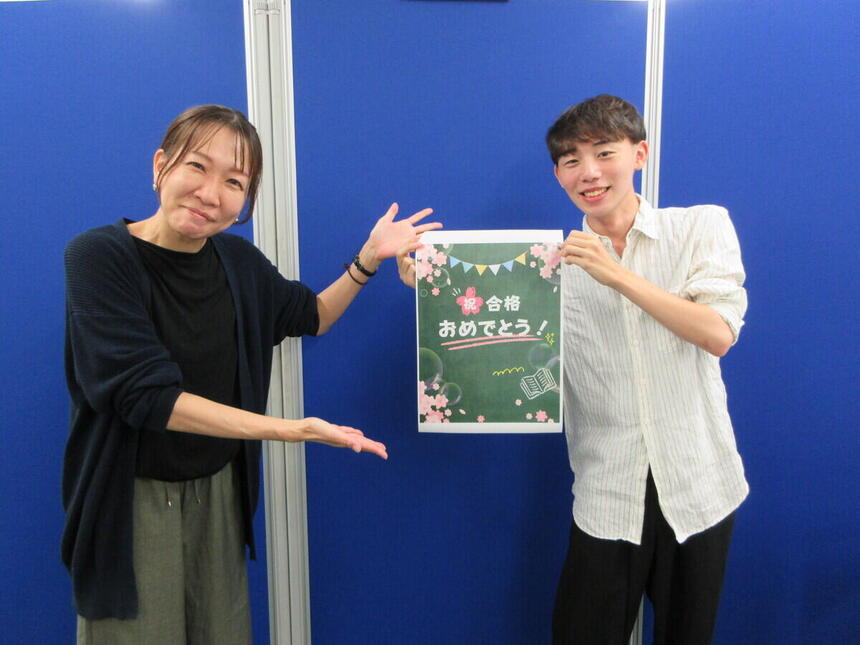 生徒とキャンパスで合格報告報告をうけた記念写真