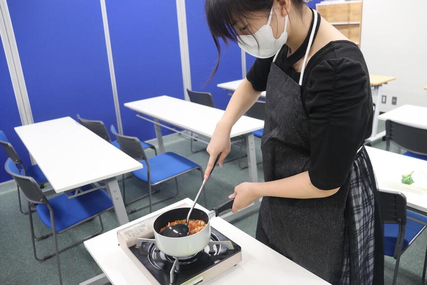生徒が子ども・福祉コースの授業で離乳食を作成している様子