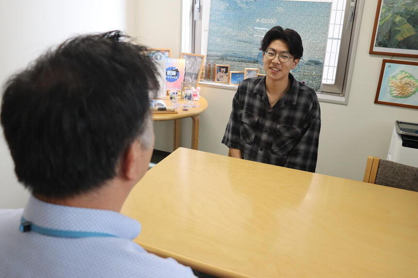 面接指導室で、コーチと面接練習する生徒の様子