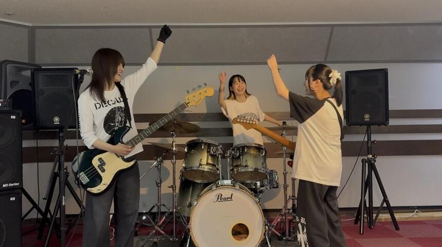 生徒がみらいの架け橋レッスンで学院祭のバンドの発表練習をする様子