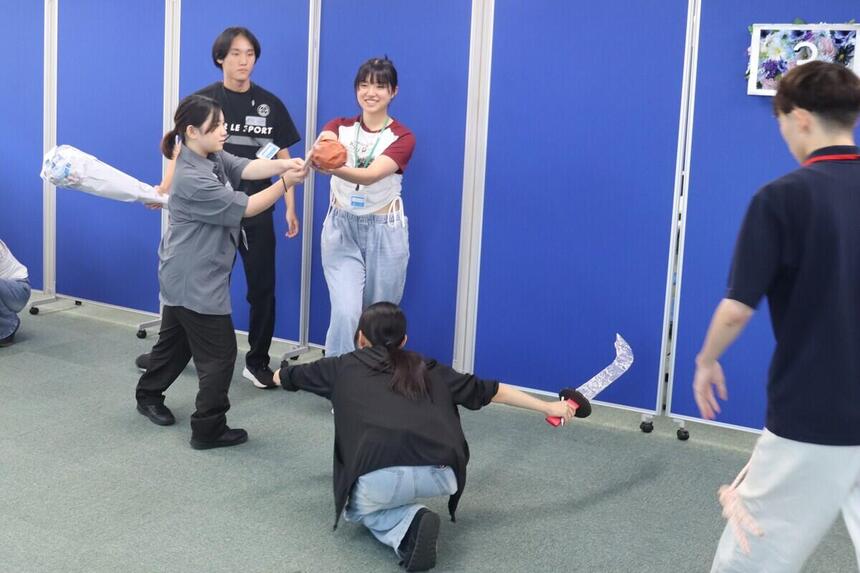 みらいの架け橋レッスンの演劇で生徒が動きの練習をしている様子
