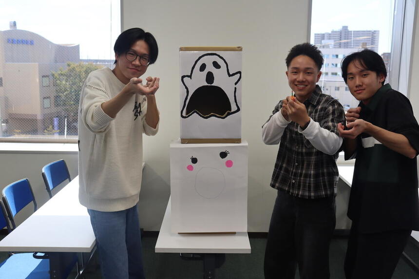 射的のマネをしているハロウィンイベント準備中の生徒