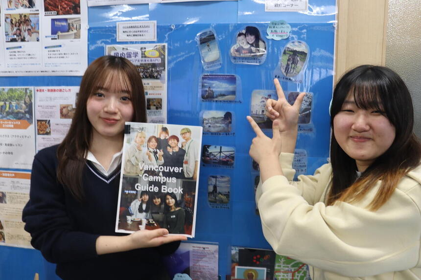 海外留学プログラム案内コーナーの前で写真をとる生徒二人