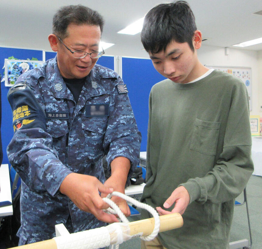 みらいの架け橋レッスン®の時間に、自衛隊の方に教わりながらロープワークに取り組む様子