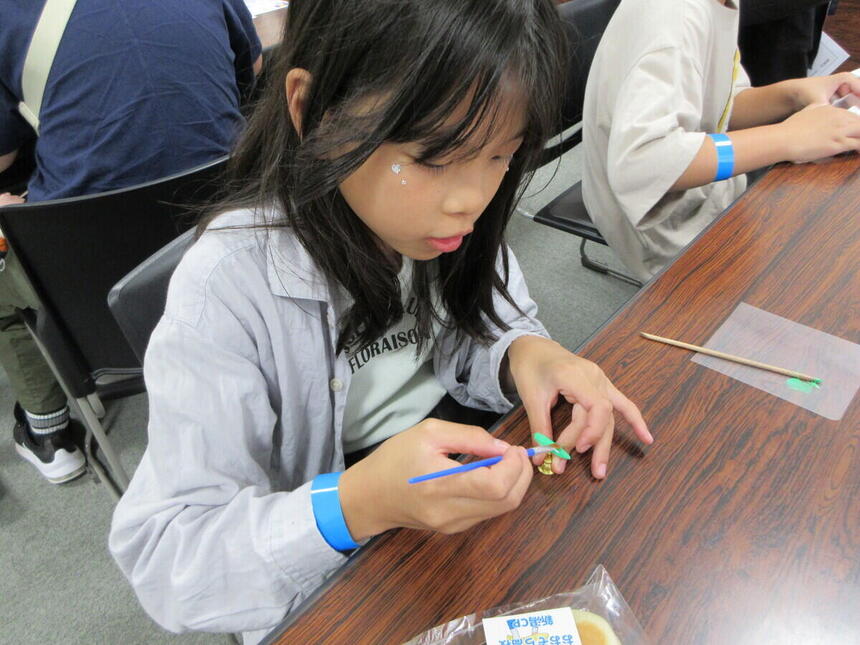 学院祭に来場してくれた小学生がネイル体験を楽しんでいる様子。
