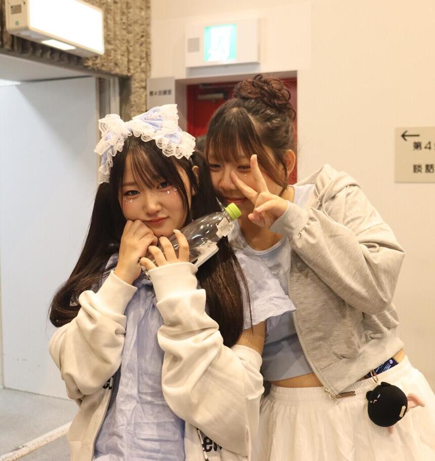10月4日(日)の学院祭でダンス発表前の生徒2人の様子