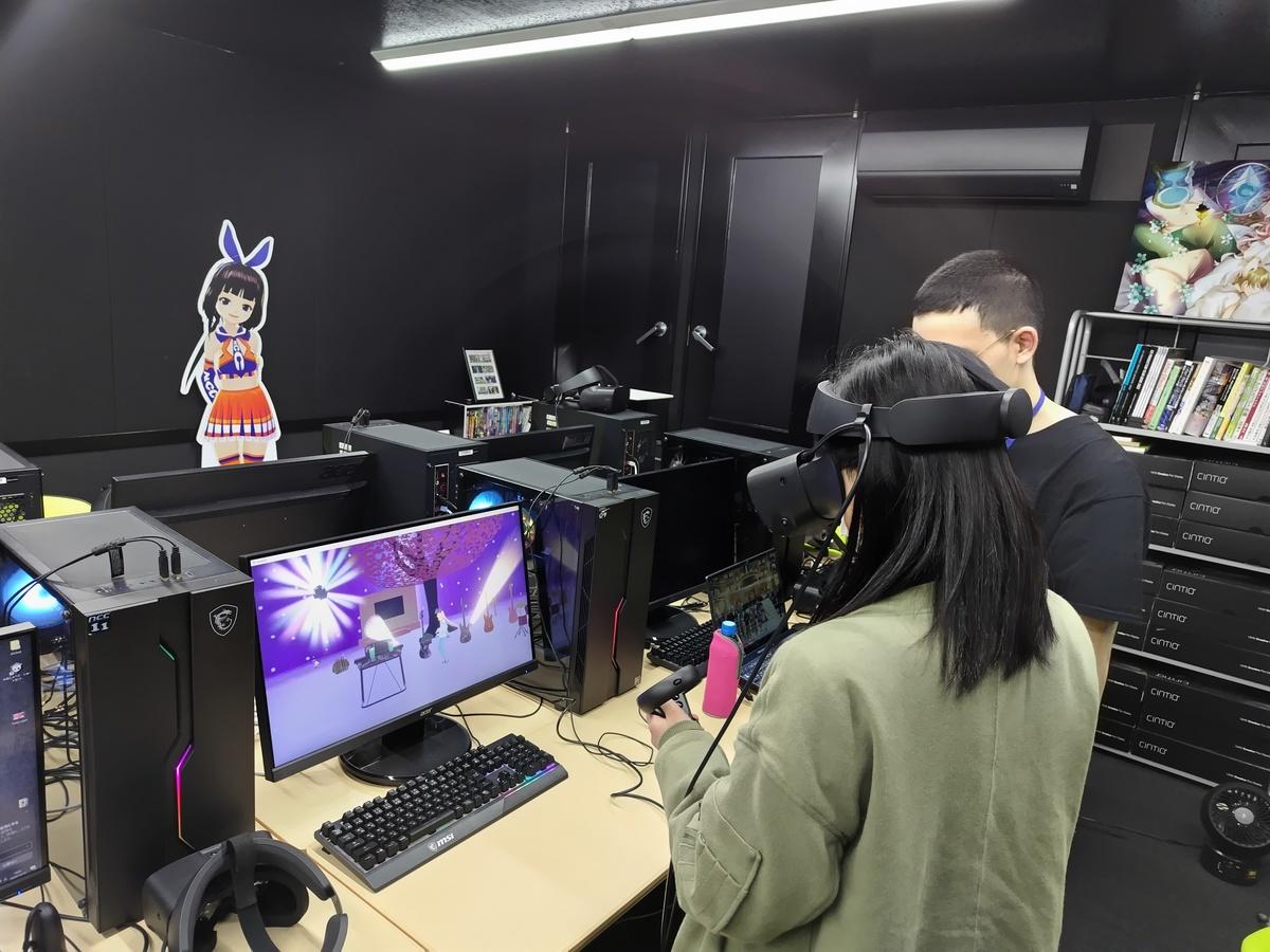 VRゴーグルとグローブを使ったVTuber体験