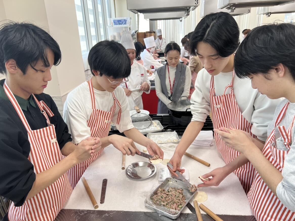 水餃子づくりに参加した生徒の様子