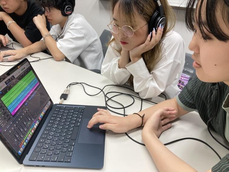 それぞれのイメージを形にしようと熱中する生徒