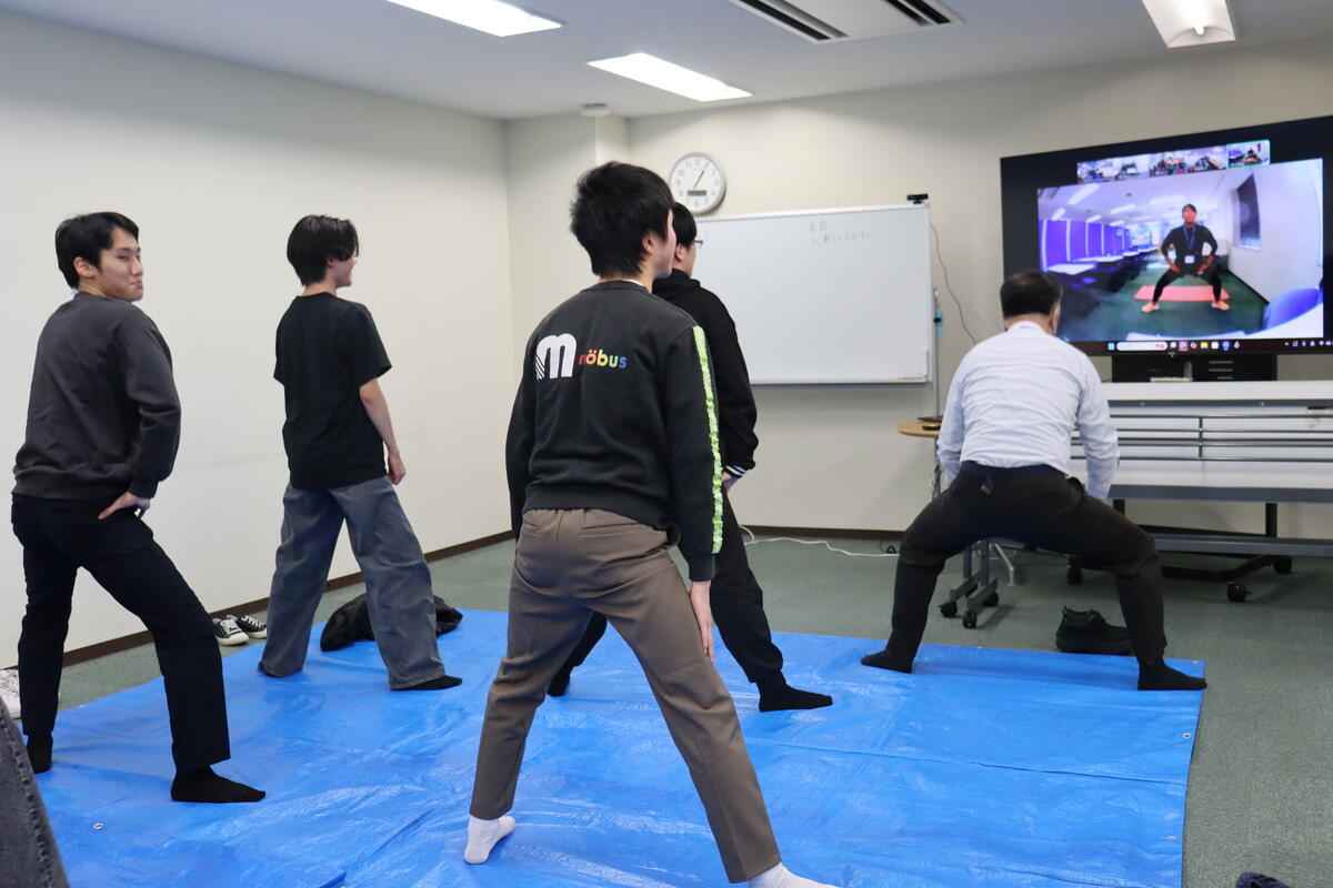 新潟キャンパスの生徒の筋トレの様子