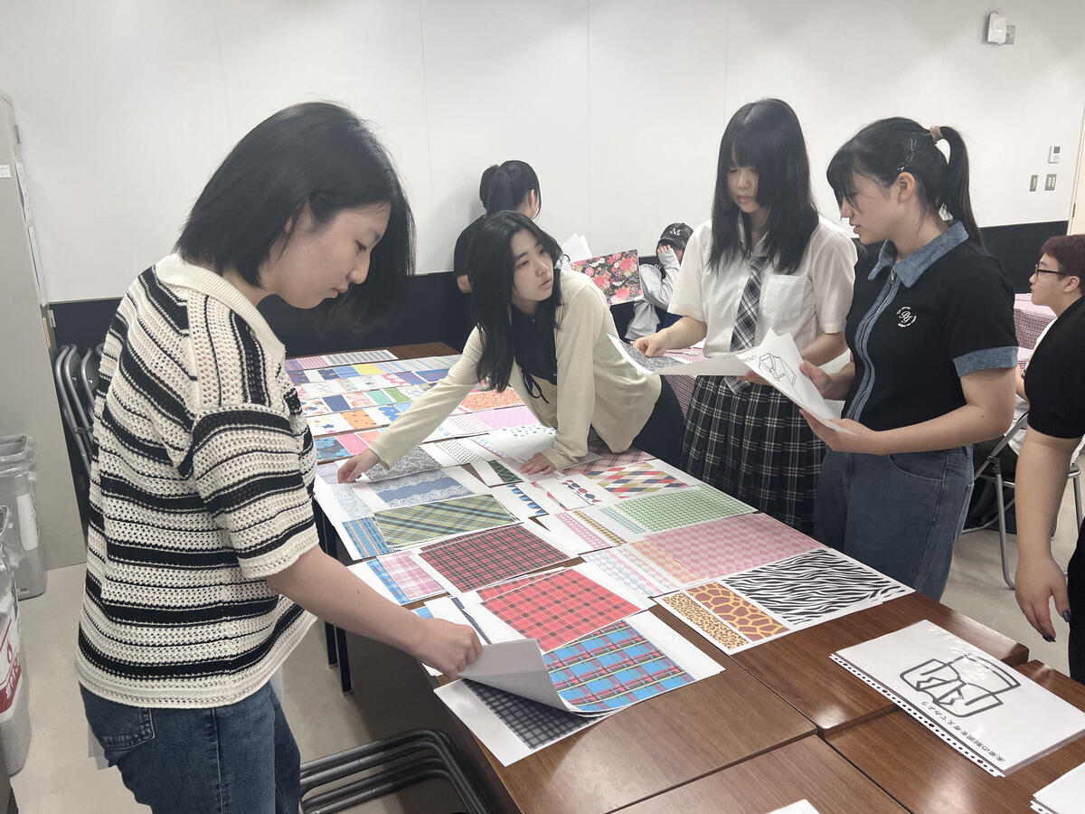 デザインの要となる生地（柄）選びの様子