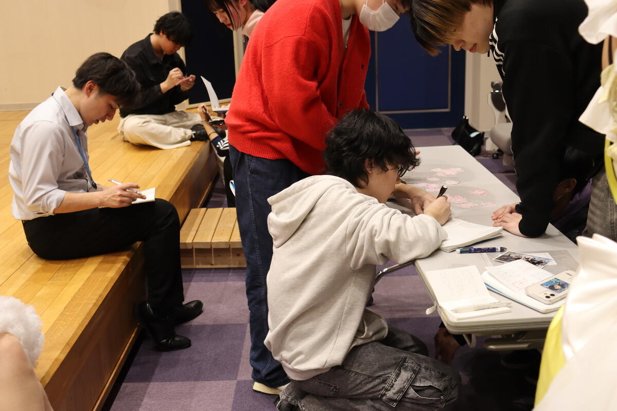 在校生と卒業生そしてコーチも一緒になって、お互いのノートにこれまでの感謝やこれからのエールをじっくりと書き合います