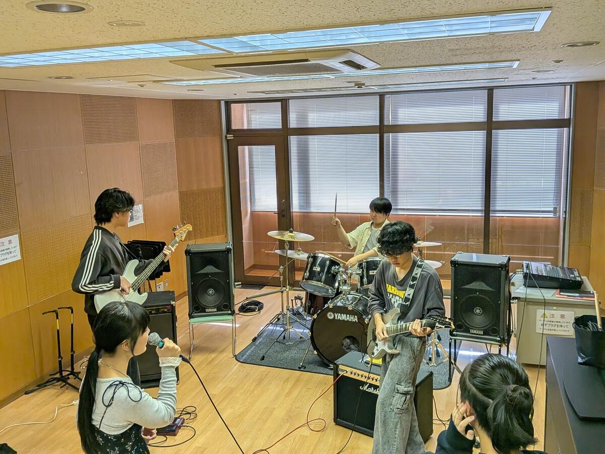 バンドの練習をしている生徒