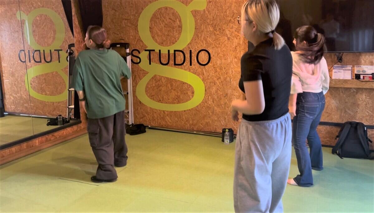 生徒は集中して自分の立ち位置や動きを確認します