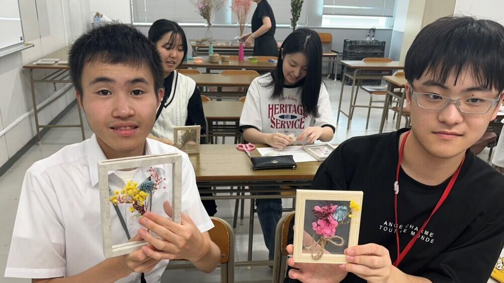 フラワーアレンジメントにチャレンジした生徒