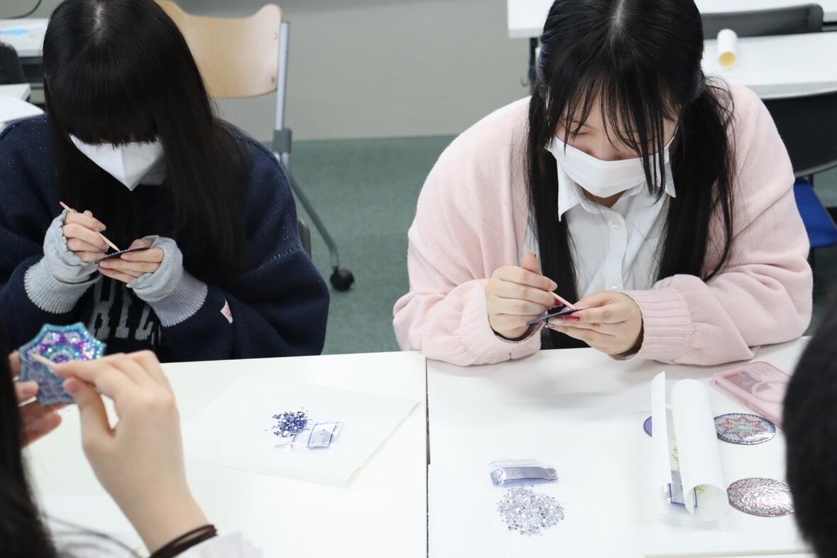 ビーズアートをしている生徒