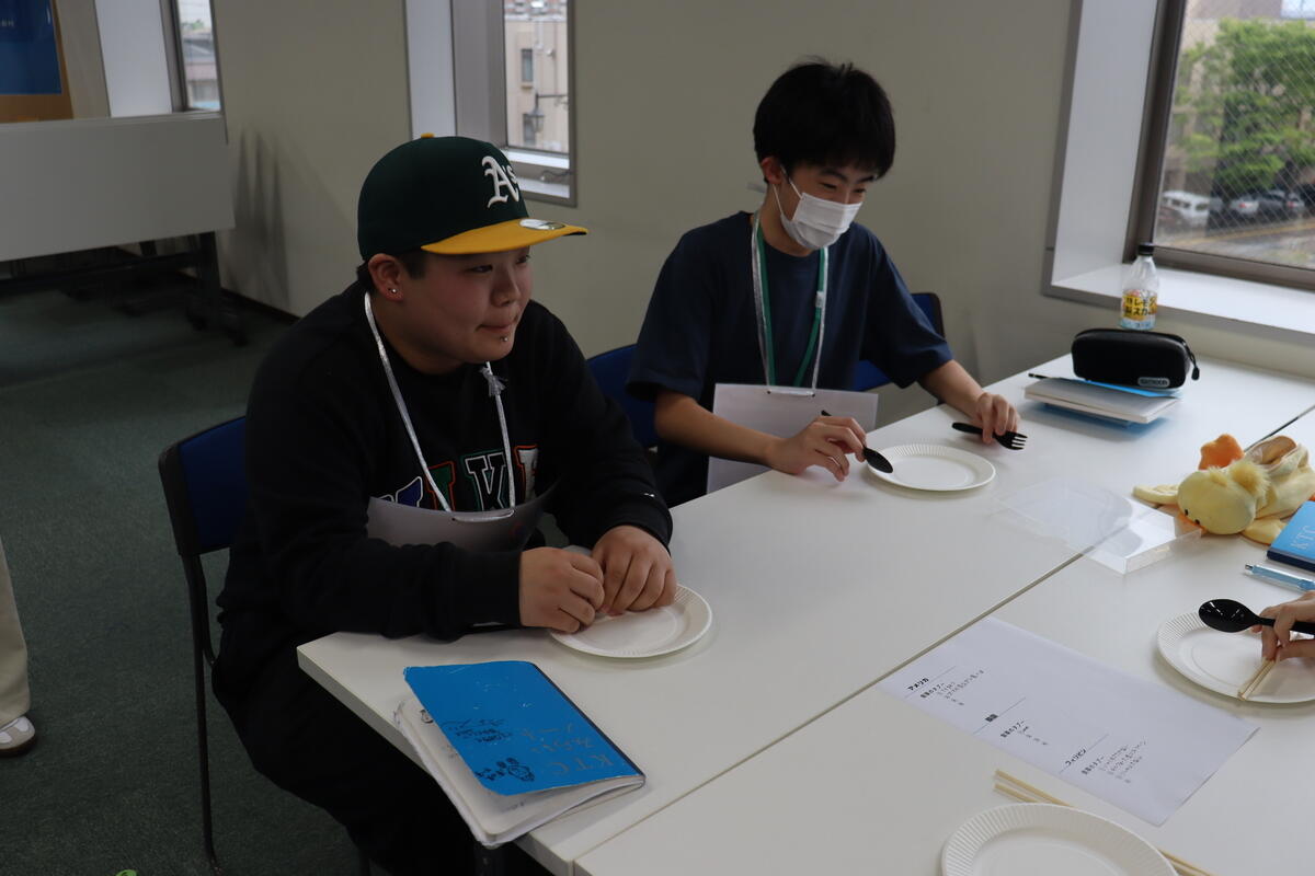 みらいの架け橋レッスンで生徒が異文化について学ぶ様子