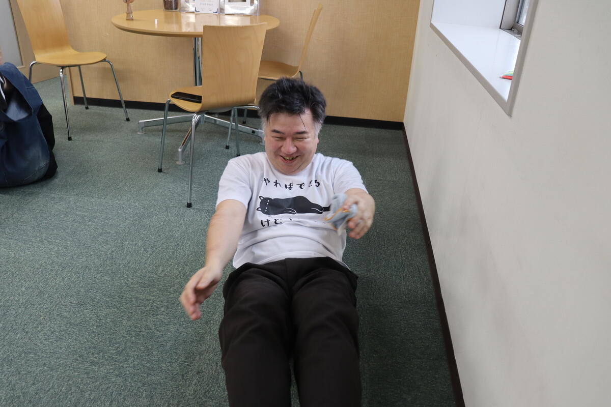 筋トレをしているコーチ