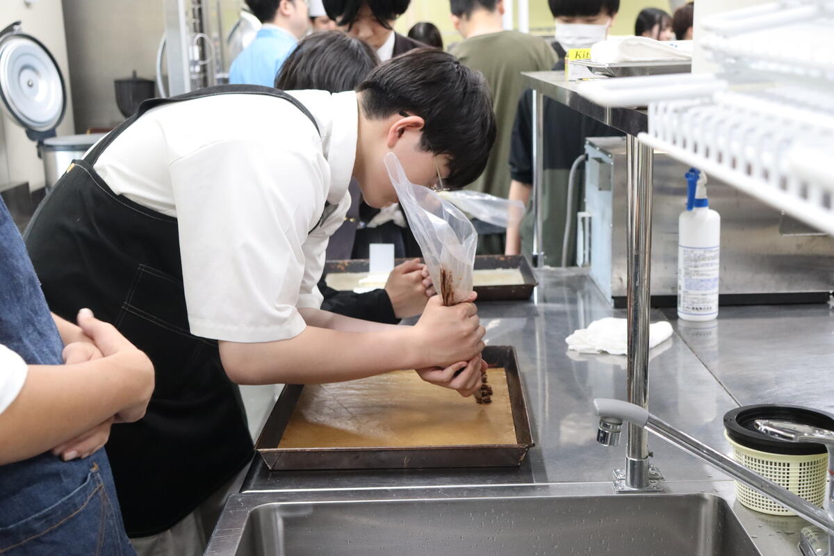生徒が専門学校でクッキーづくりをしている様子