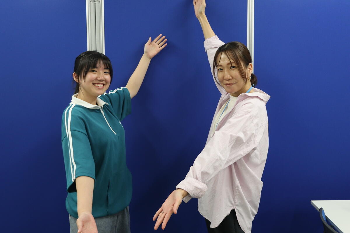生徒とキャンパスでインタビュー後に写真を撮りました。
